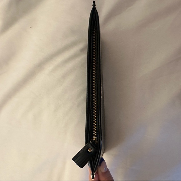 ANYA HINDMARCH PATENT LEATHER CLUTCH WITH ZIPPER AND GOD ACCENTS. With dustbag. - Picture 4 of 8